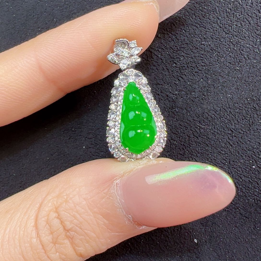 翡翠吊坠(不含链)18K金镶嵌福豆