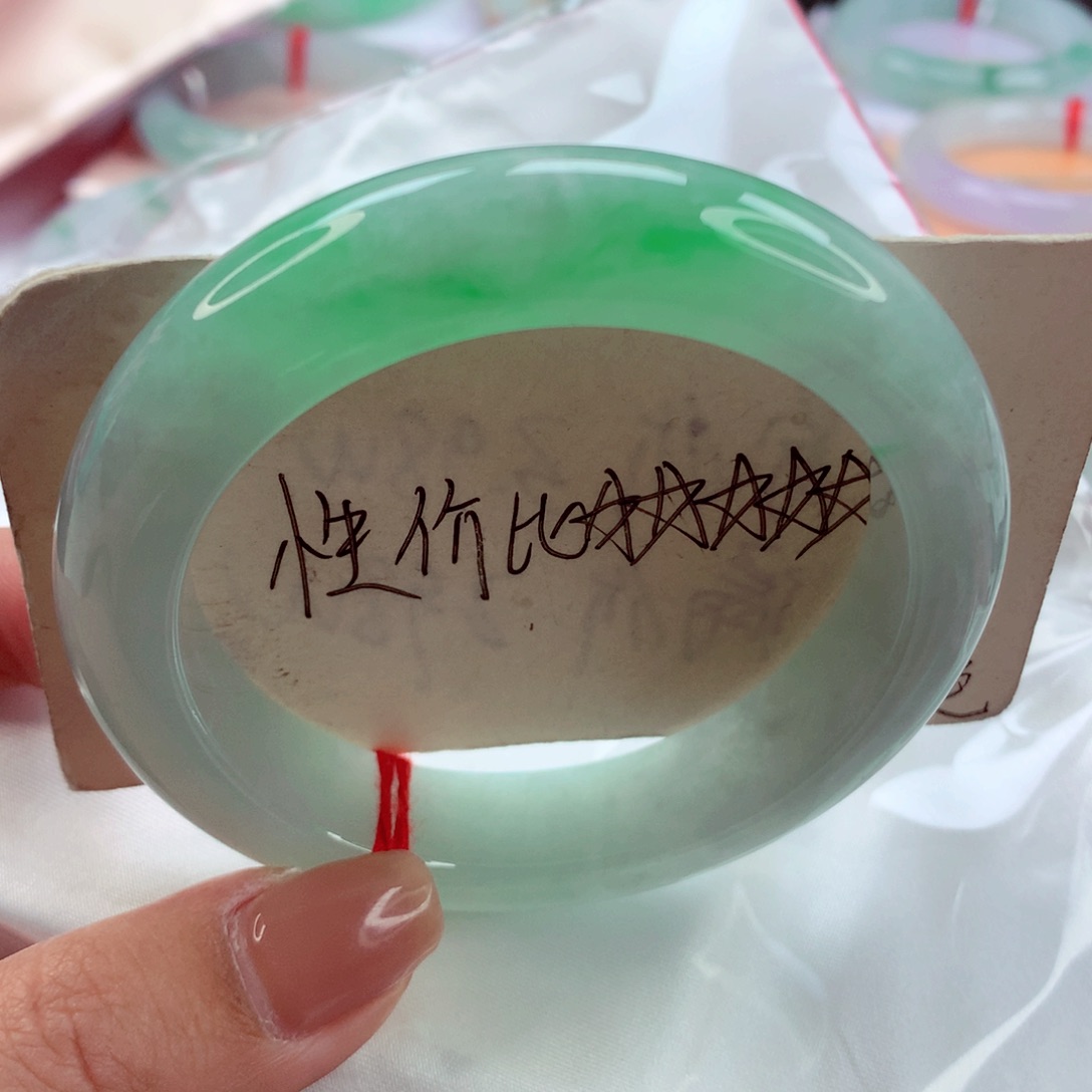 翡翠手镯未镶嵌楠*师妹