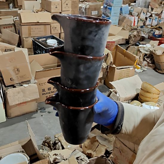 瓷片盘子碗茶壶啥都有