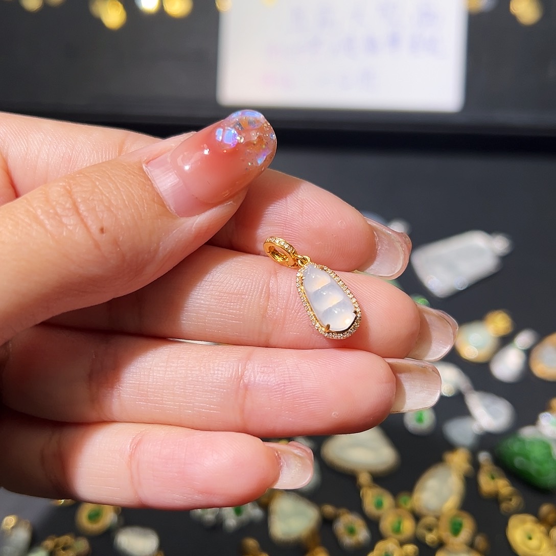 翡翠颈饰18K金镶嵌吊坠