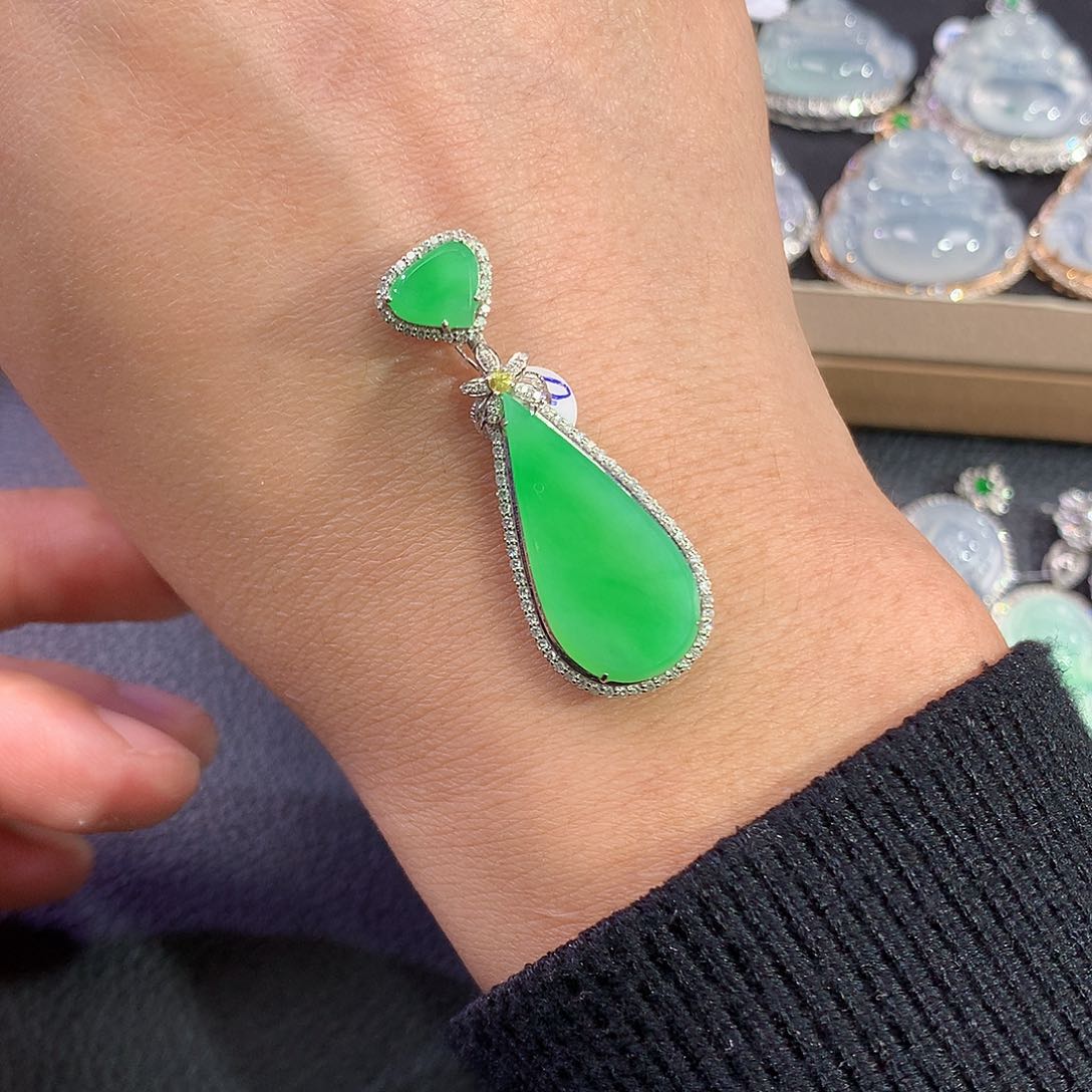 翡翠吊坠(赠链)18K金镶嵌