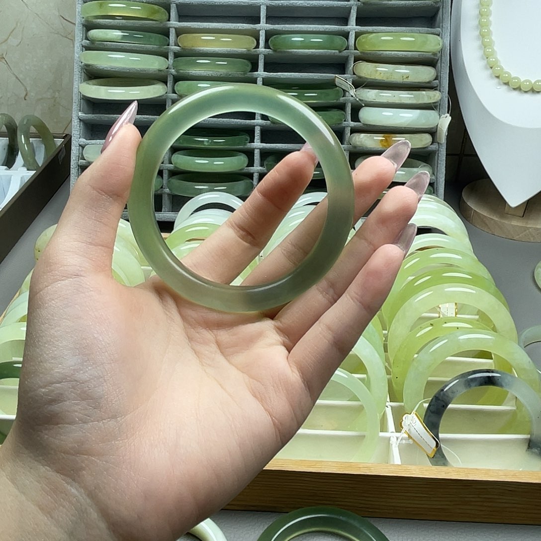 ****宝蛇纹石玉未镶嵌手镯