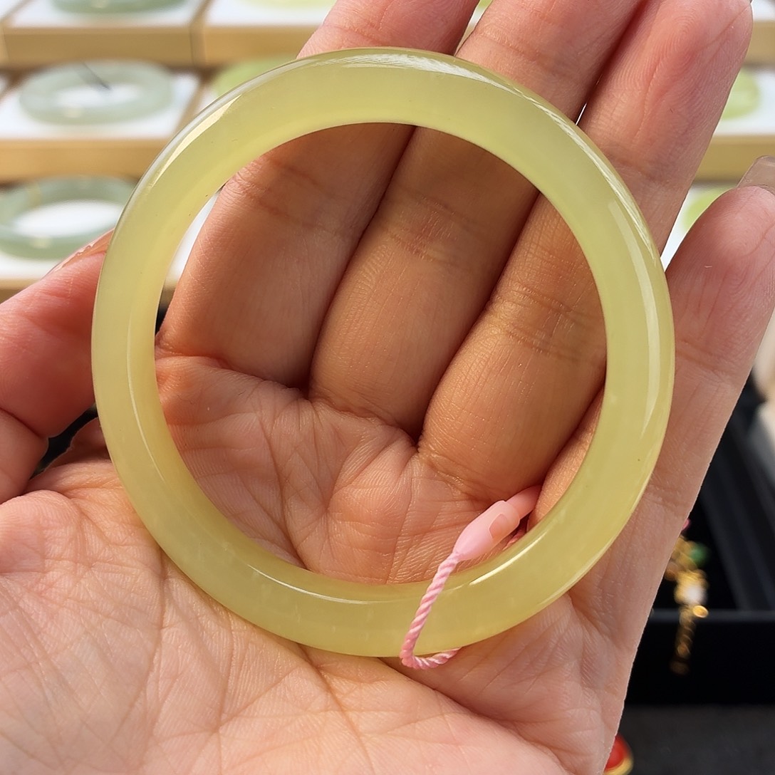 辣***肉和田玉未镶嵌手镯