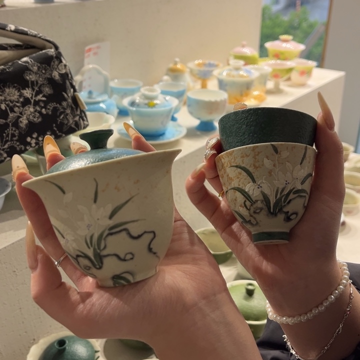 盖碗加2个茶杯。    