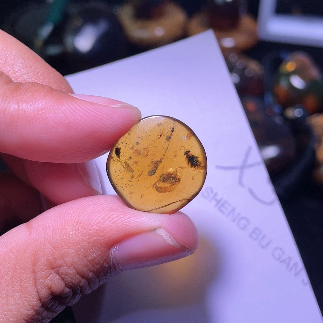 琥珀裸石未镶嵌，