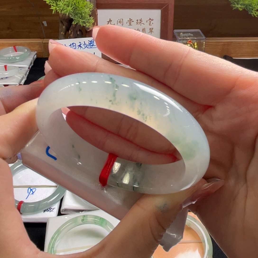 翡翠手镯未镶嵌52.6贵