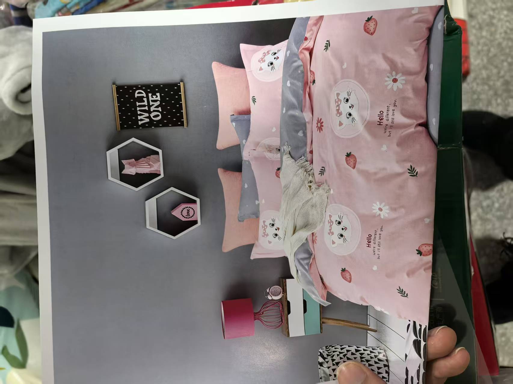 《厚广家》 3楼160×210单人全棉三件套 发1套 草莓小猫款