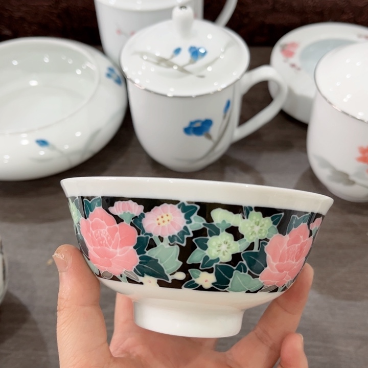碗釉下五彩的瓷器和瓷器
