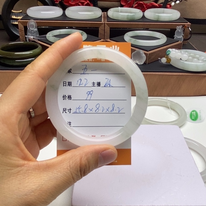 五***一石英质玉未镶嵌手镯
