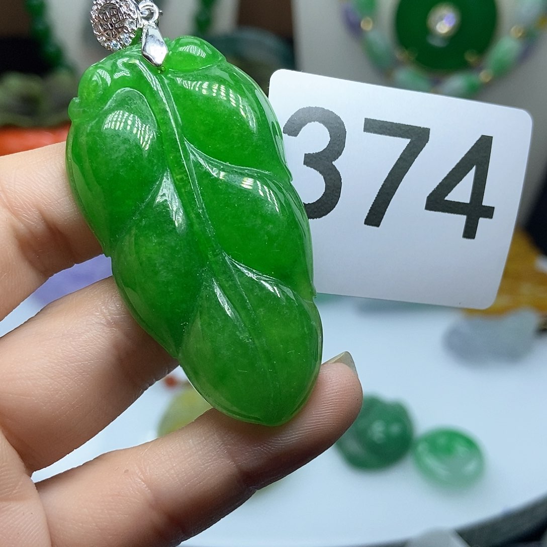 翡翠吊坠(赠链)未镶嵌