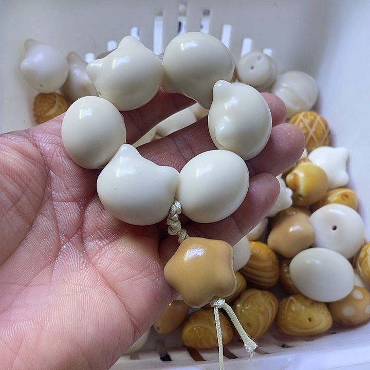 白玉菩提吊坠小瑕猫头手串一个
