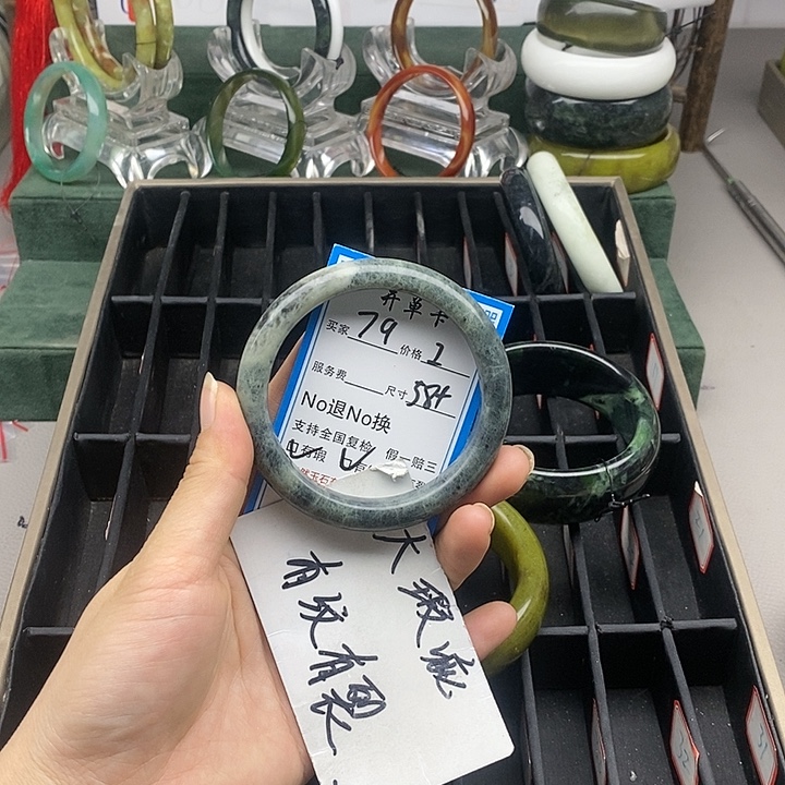 蛇纹石玉未镶嵌手镯