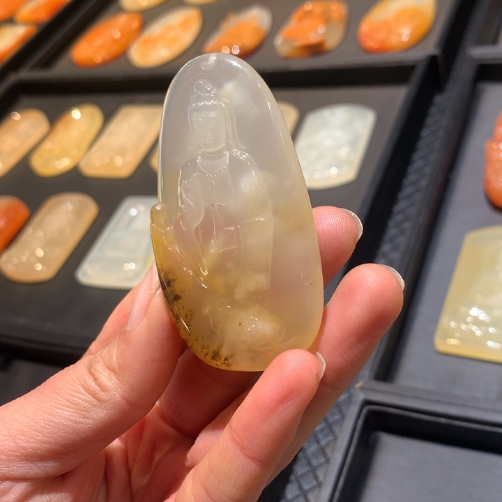 石英质玉（黄龙玉）未镶嵌颈饰