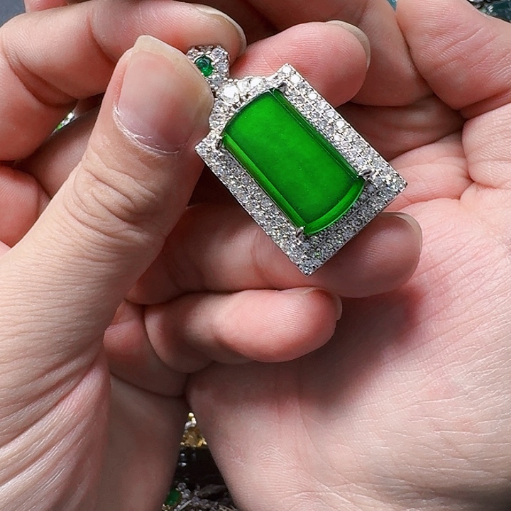 翡翠颈饰未镶嵌天然A货翡翠放漏