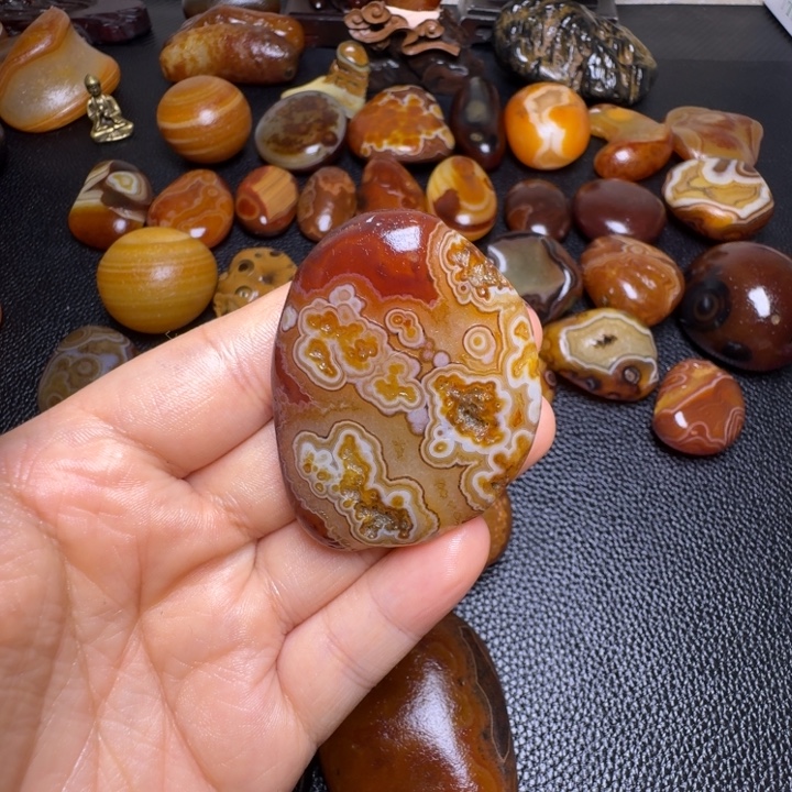 小***双瓷片马达加斯加奇石手把件