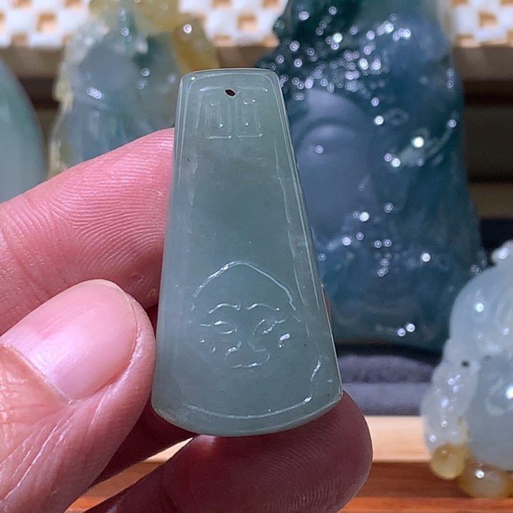 覃***少翡翠未镶嵌颈饰仿古无事牌