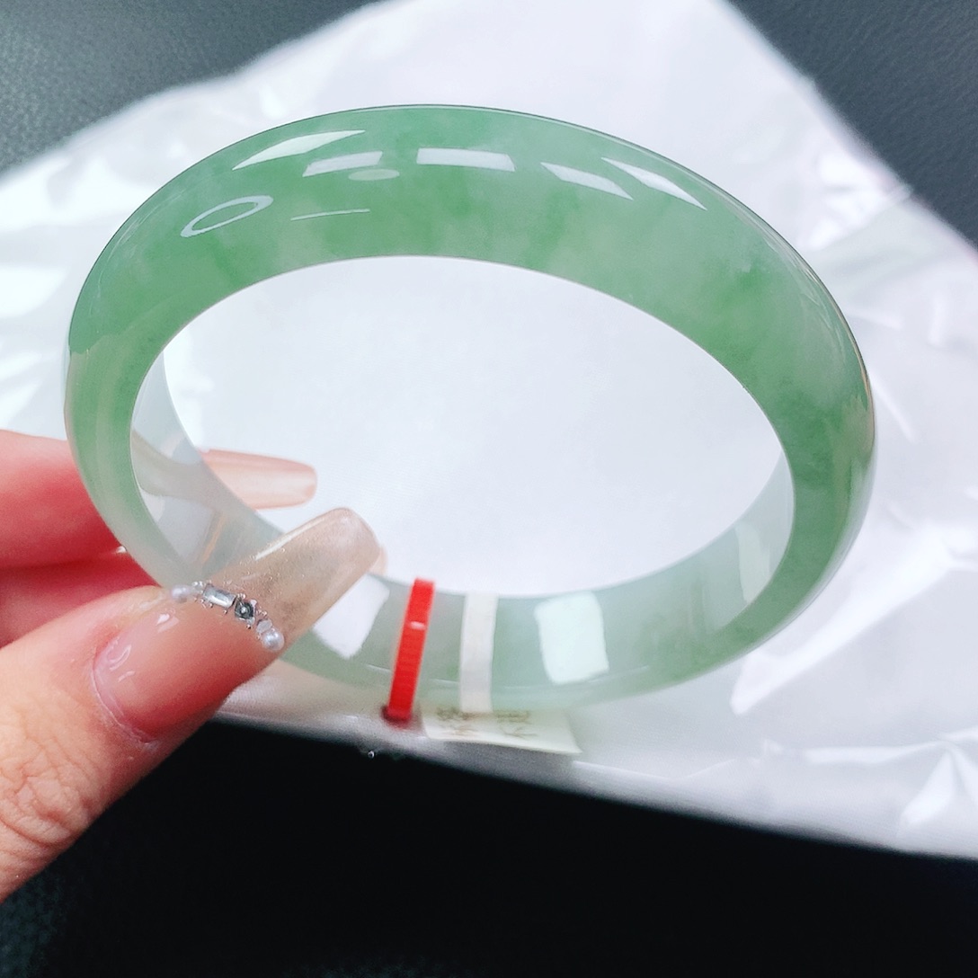 翡翠手镯未镶嵌56圈