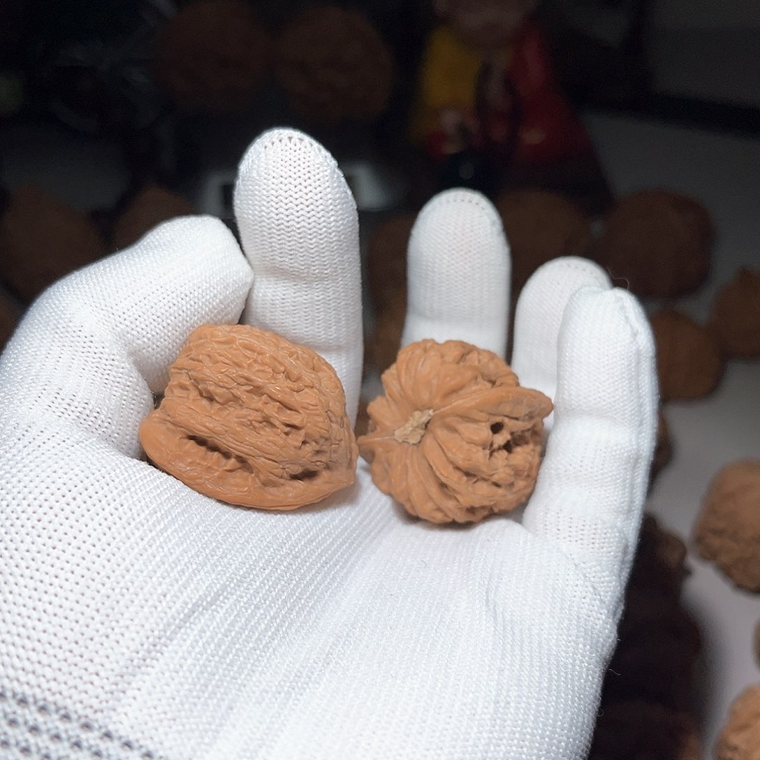 桃核把件孙****哥承德密纹