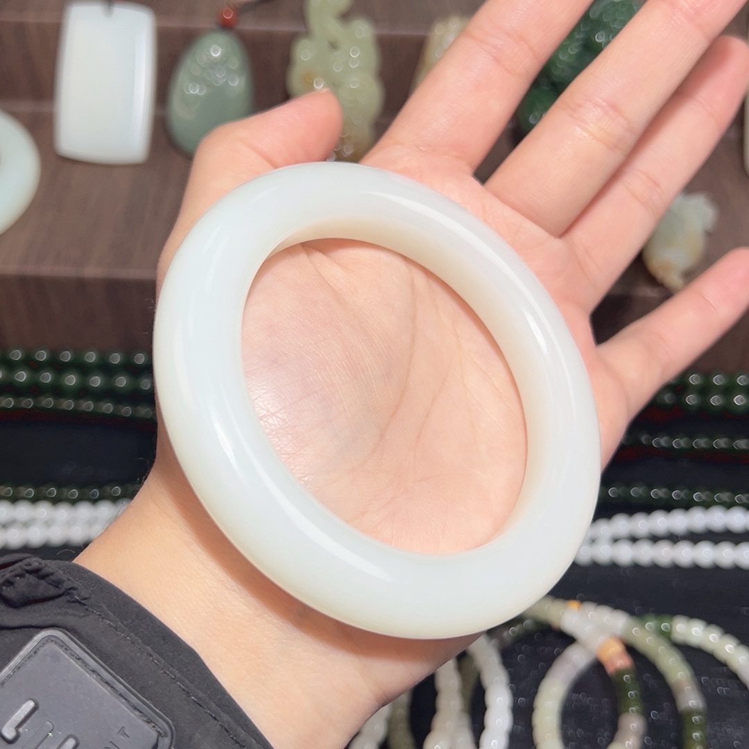 和田玉未镶嵌手镯