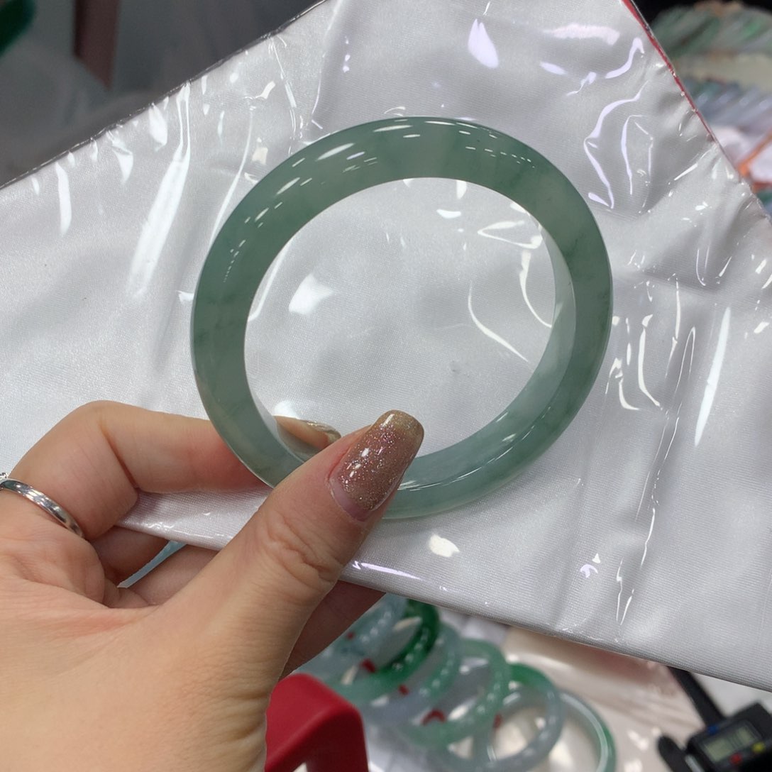 翡翠手镯未镶嵌大*买断