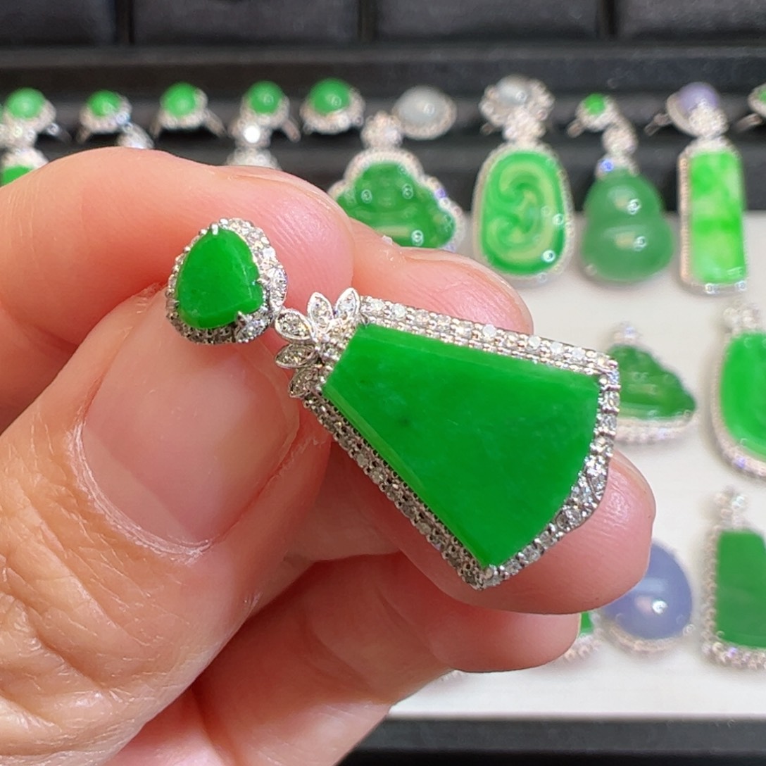 翡翠吊坠(不含链)18K金镶嵌