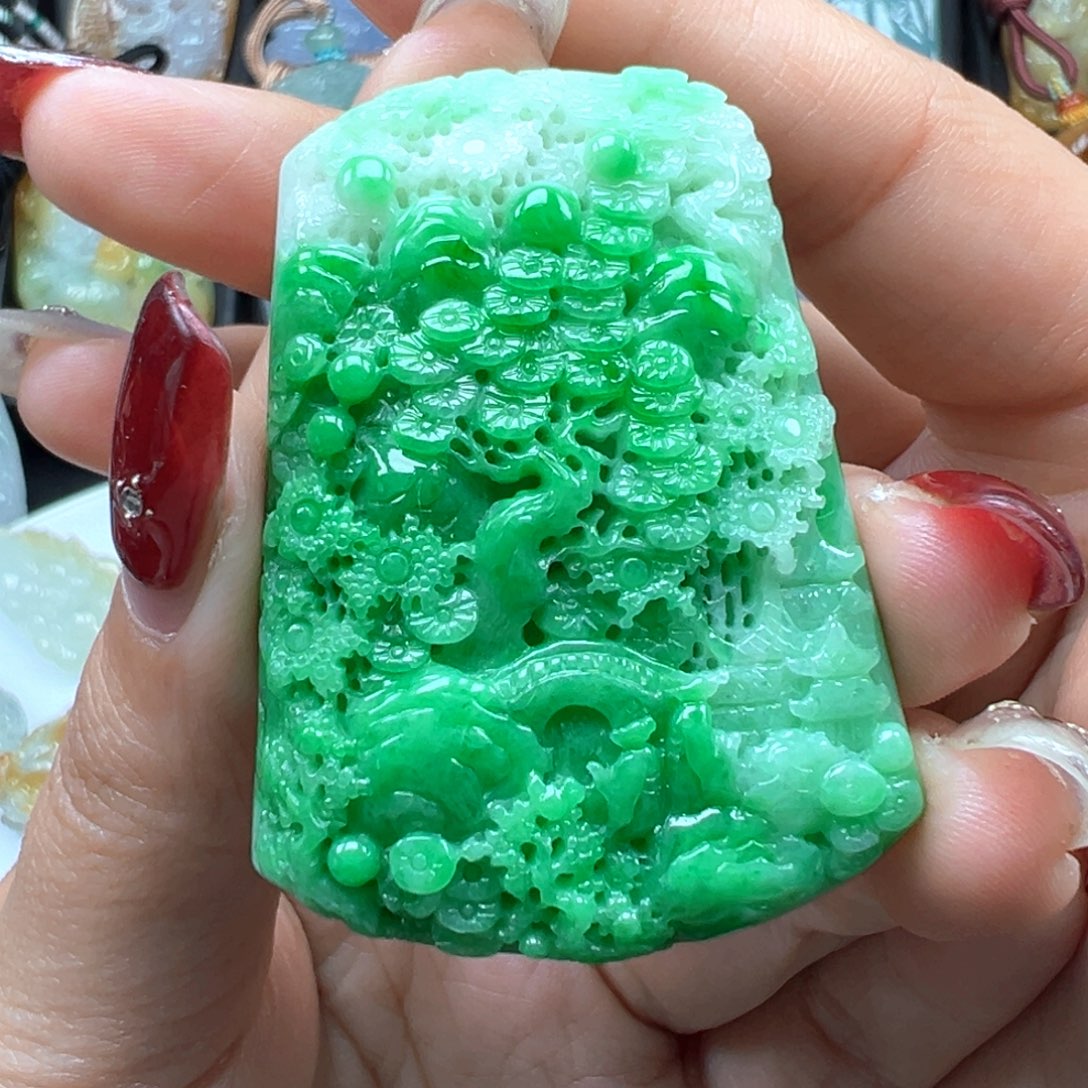 翡翠颈饰未镶嵌山水