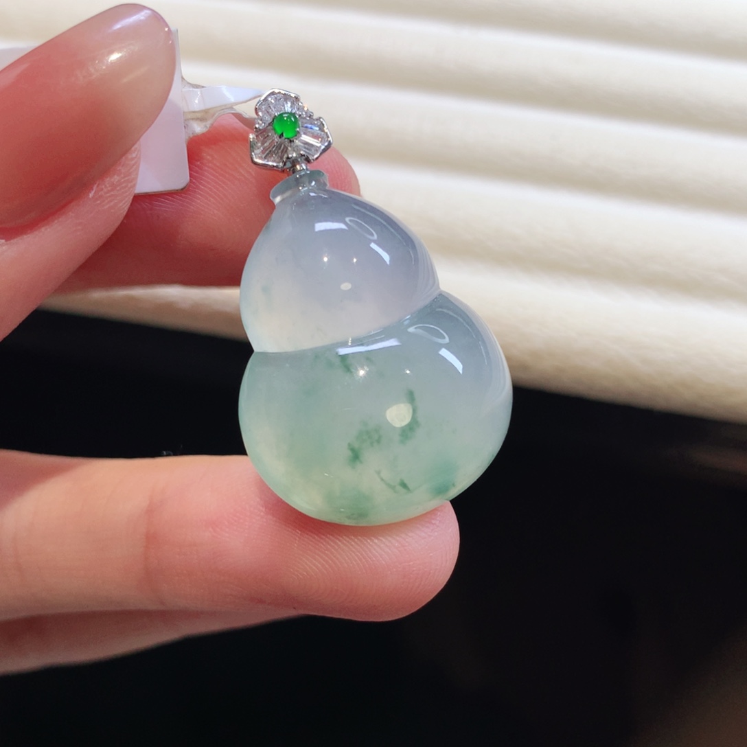 翡翠18K金镶嵌颈饰葫芦