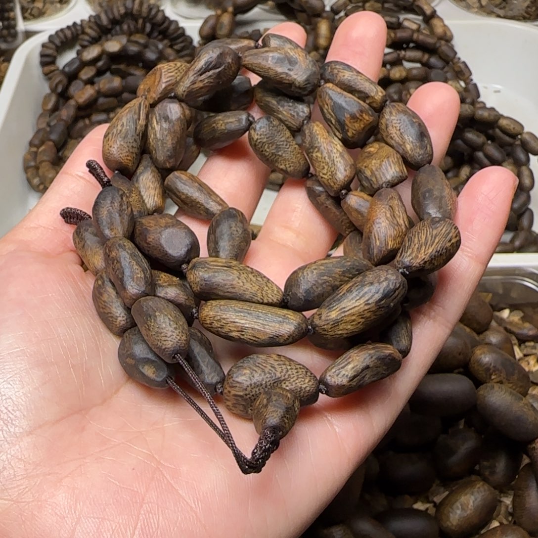 用***5沉香手串多圈高油树丁37.3克