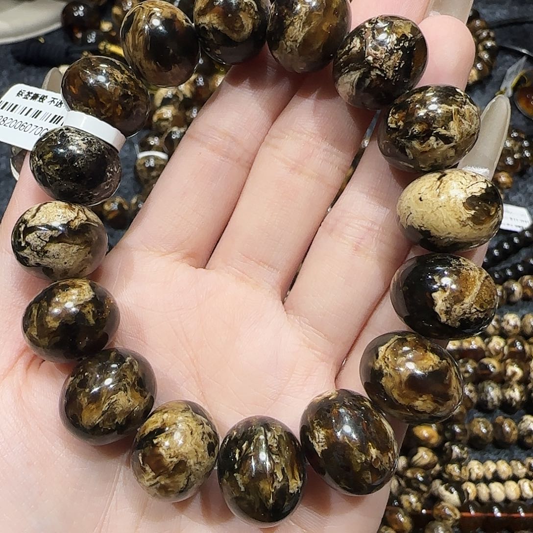 琥珀颈饰未镶嵌拼**旅抚顺琥珀