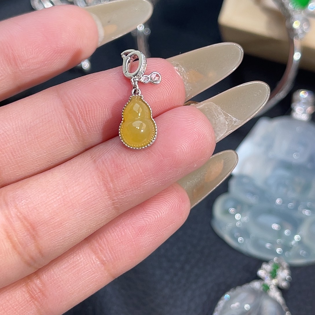 翡翠18K金镶嵌颈饰葫芦