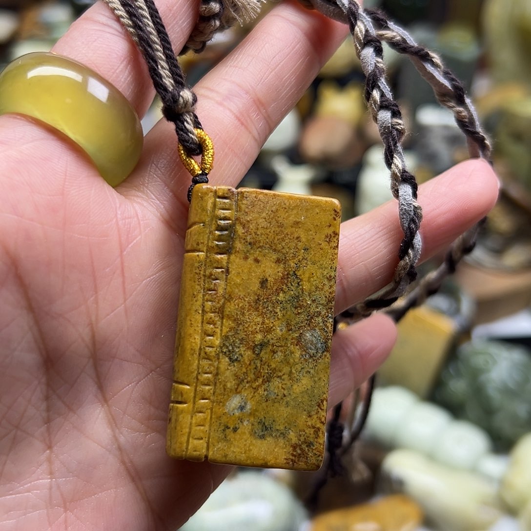 岫岩河磨玉（透闪石质玉）未镶嵌颈饰河磨玉书卷