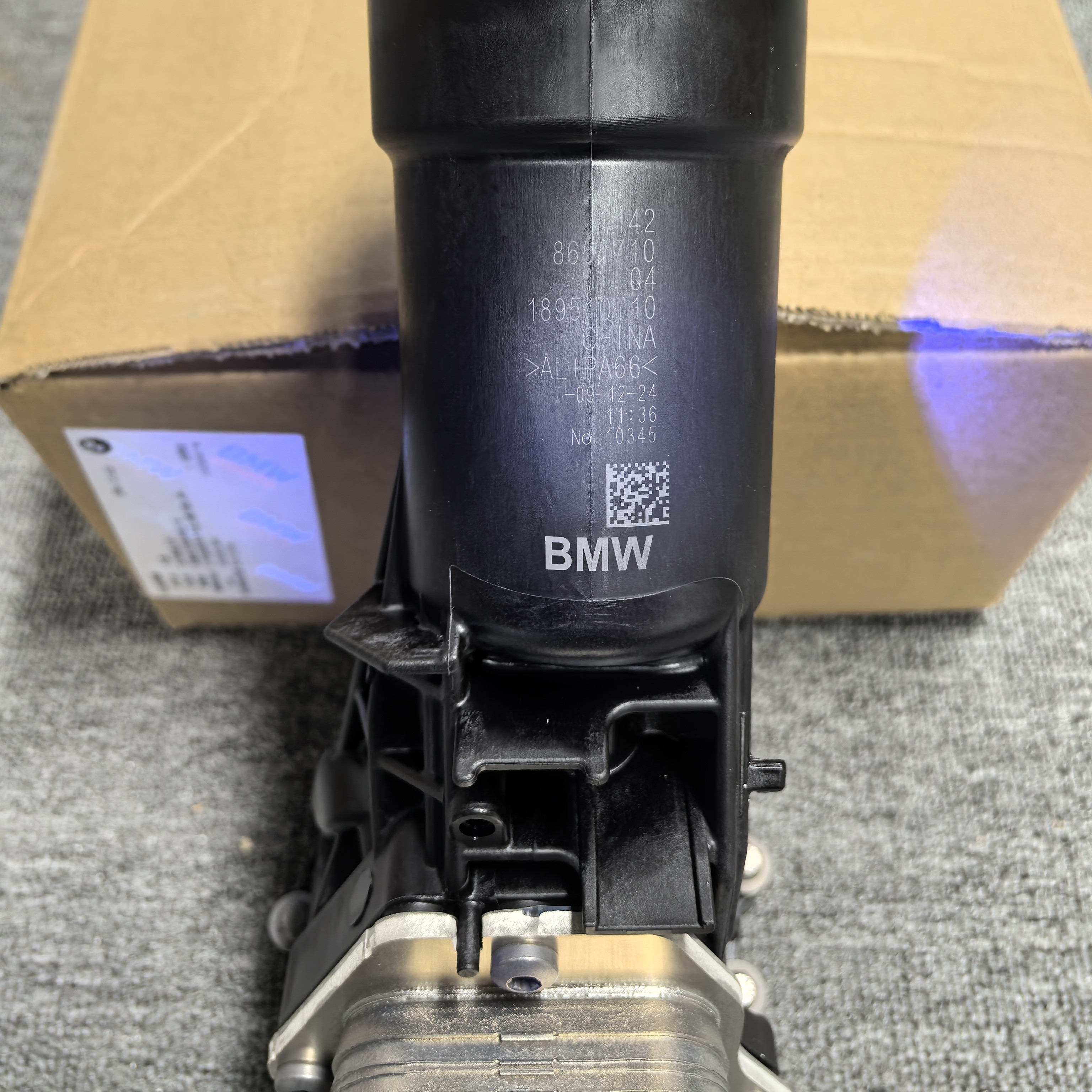 宝马原产原装机油格底座总成。