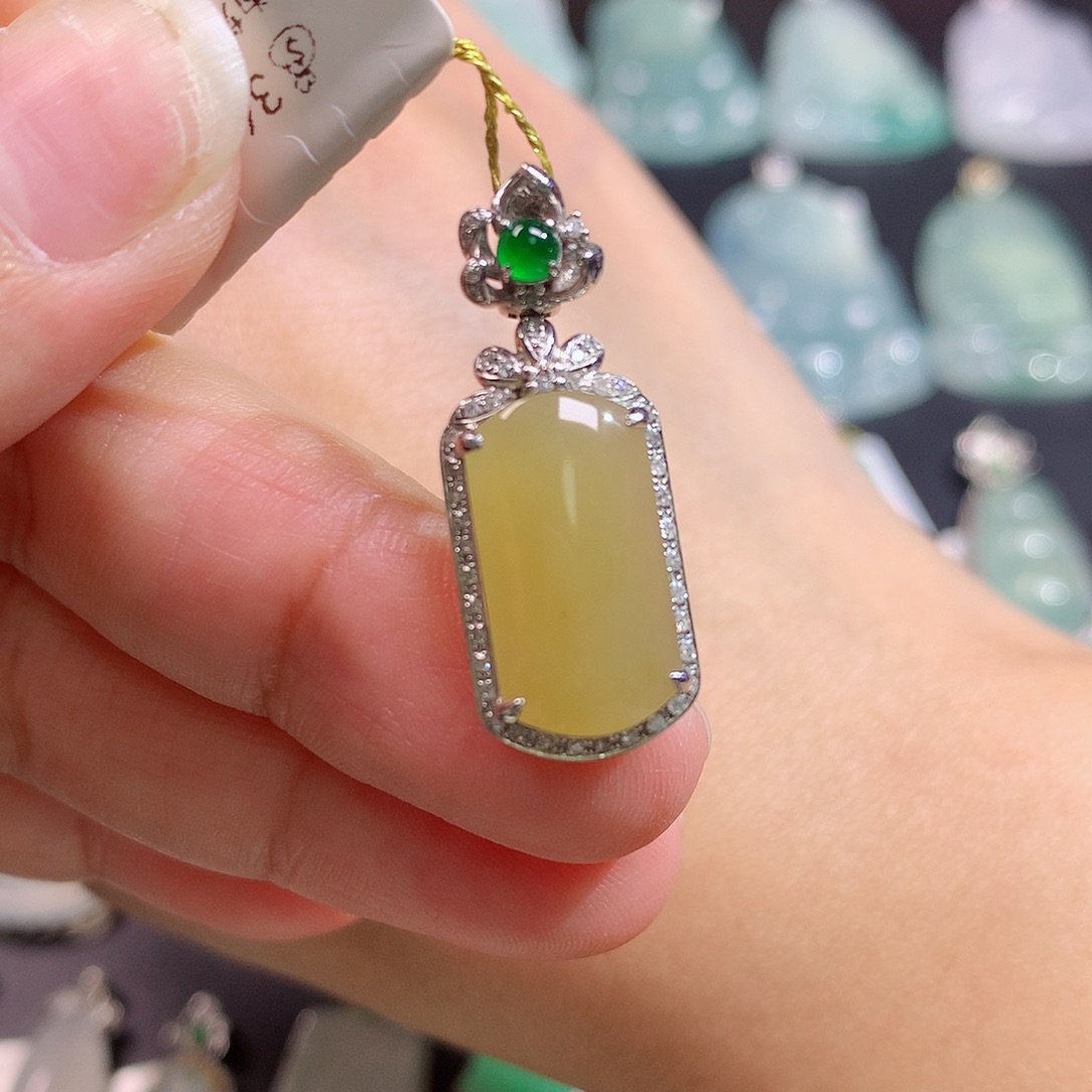 翡翠18K金镶嵌颈饰无事牌