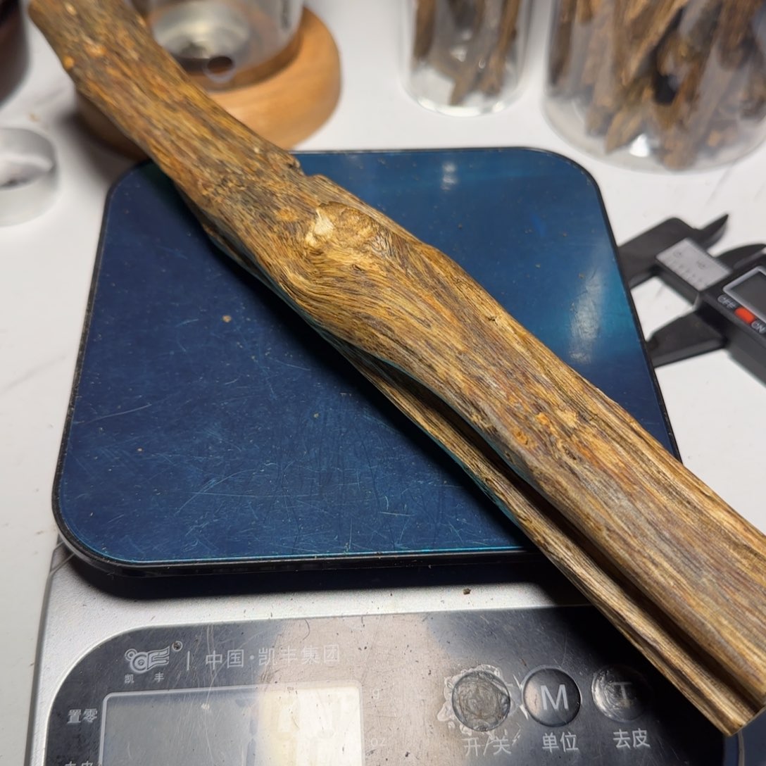 竹万*生奇楠老白棋原料79克。