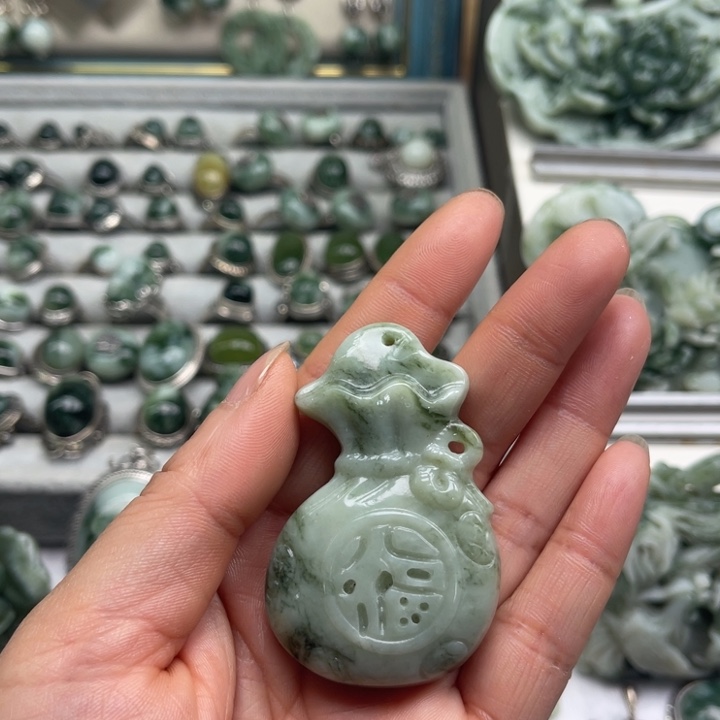 透闪石-蛇纹石玉颈饰未镶嵌