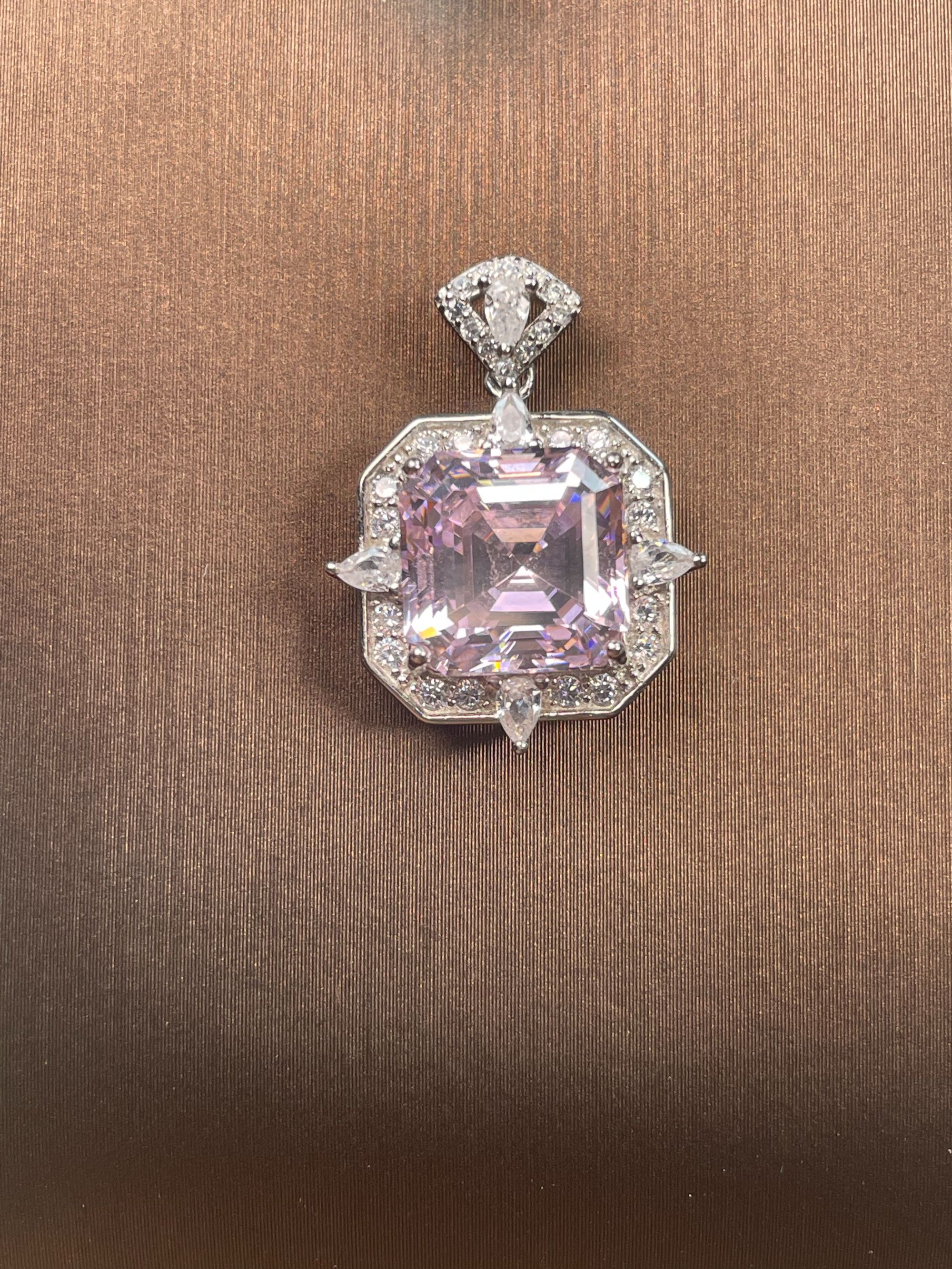 合成尖晶石-阿鲁沙--培育尖晶樱花粉-精工银镀金吊坠F551