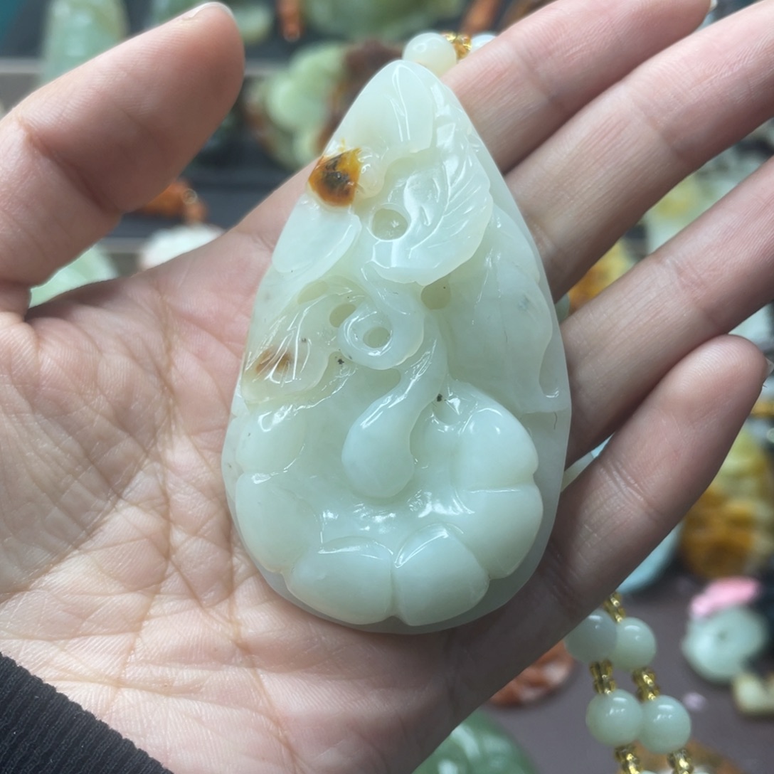 蛇纹石玉未镶嵌颈饰