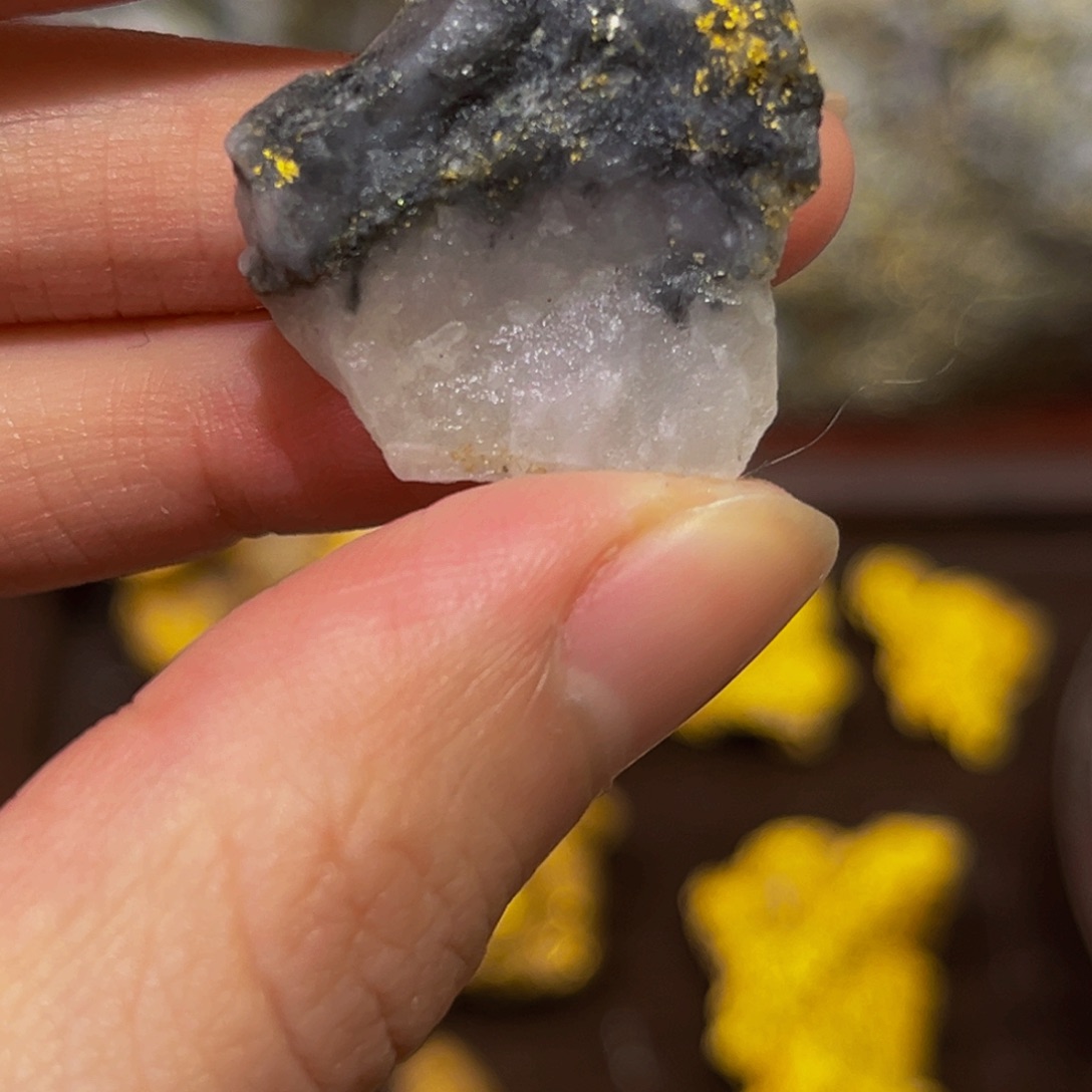 帽***》石材明金矿石，约7.4克