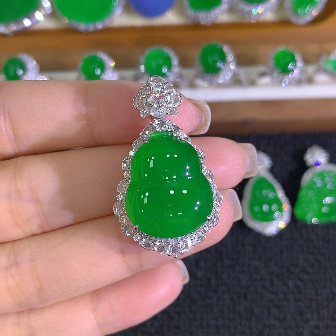 翡翠18K金镶嵌颈饰葫芦