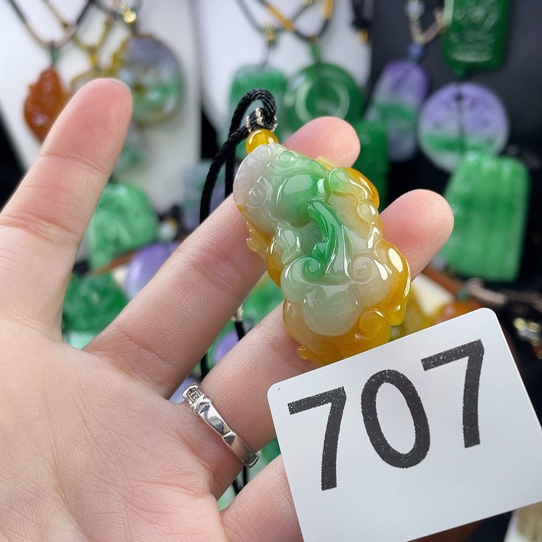 翡翠未镶嵌吊坠(赠链)