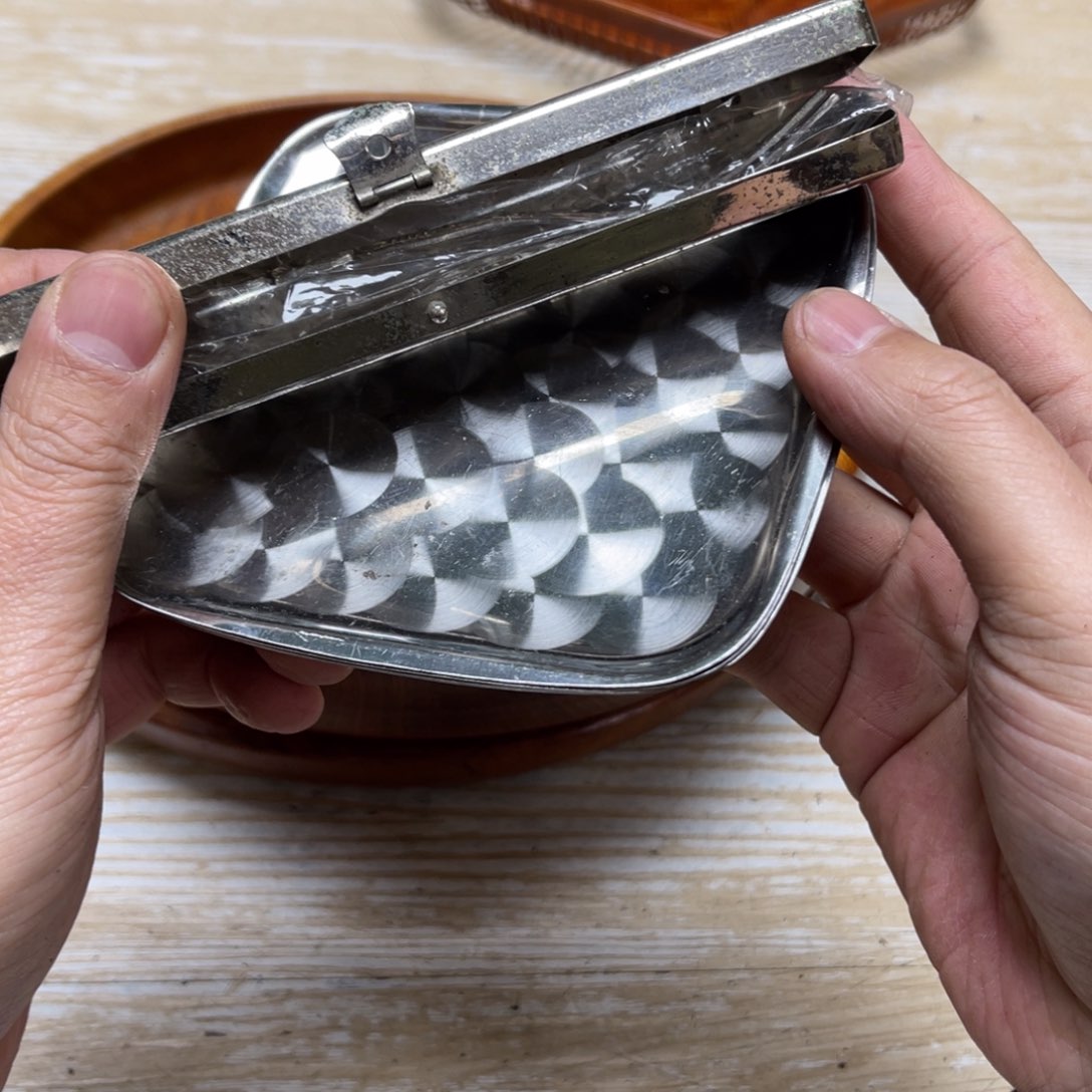 瓷片௹****密密麻麻地排列着一个