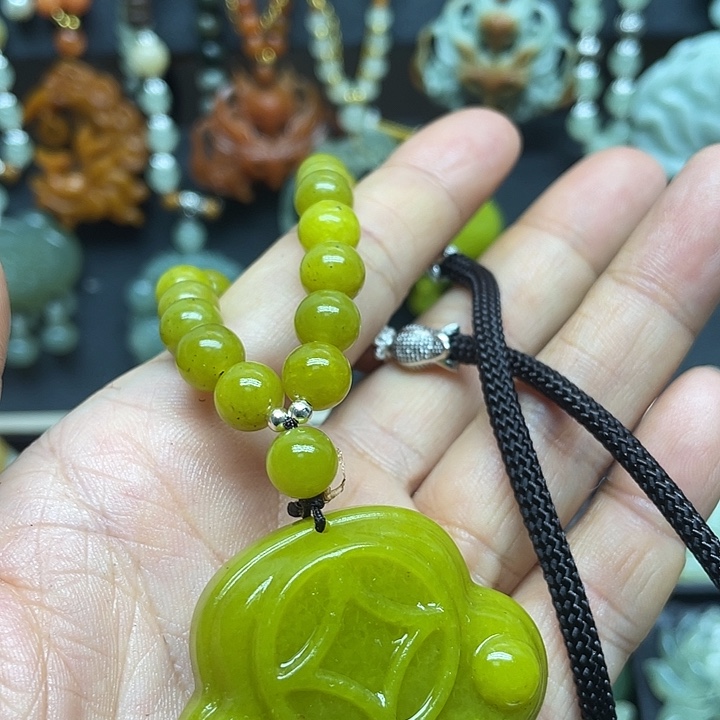 未镶嵌蛇纹石玉颈饰