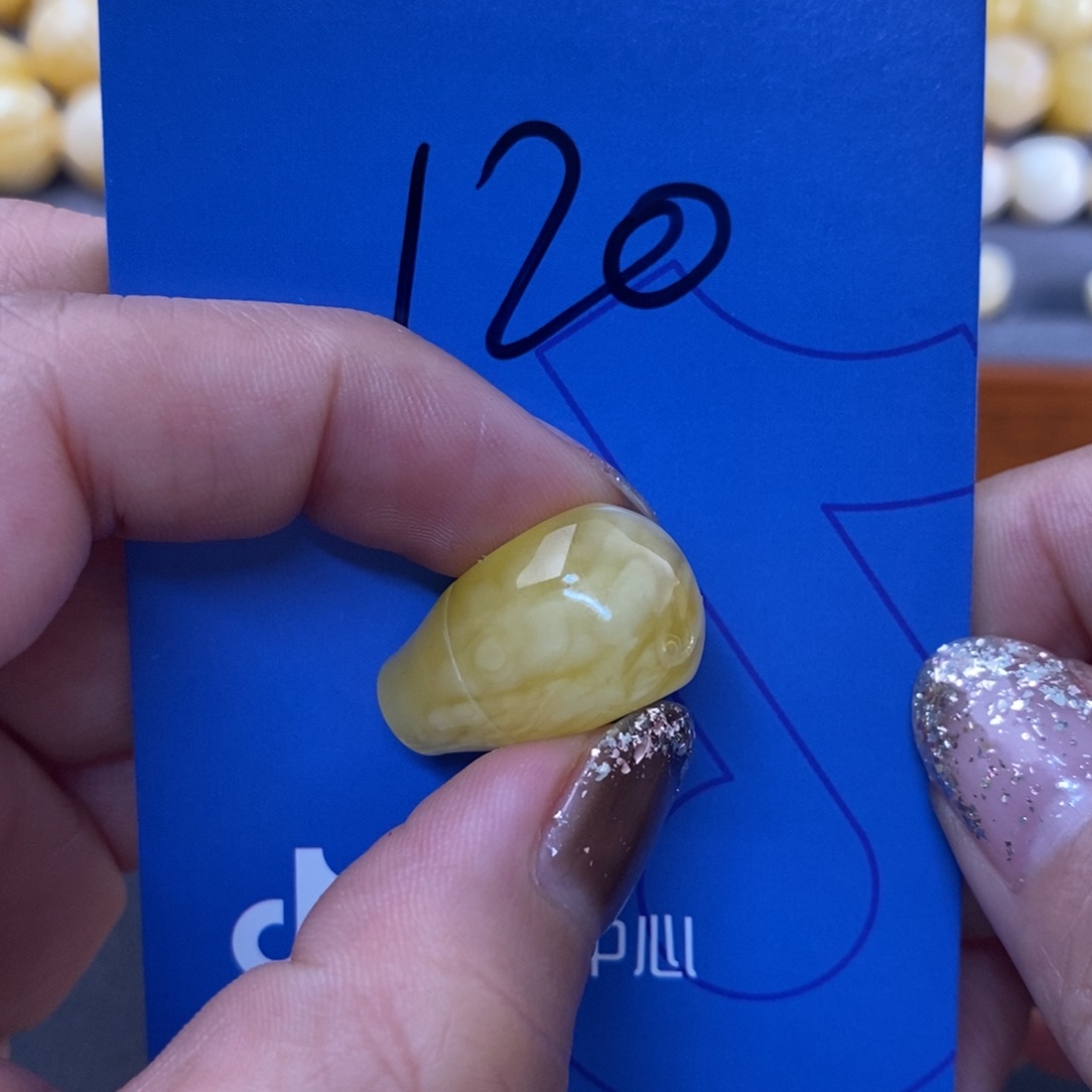 裸石琥珀未镶嵌前*多微瑕