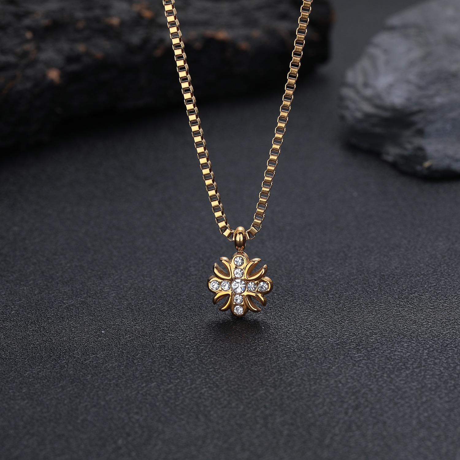 梵亚格 不锈钢项链 鸢尾十字花美式潮简约时尚百搭小众高级感坠链