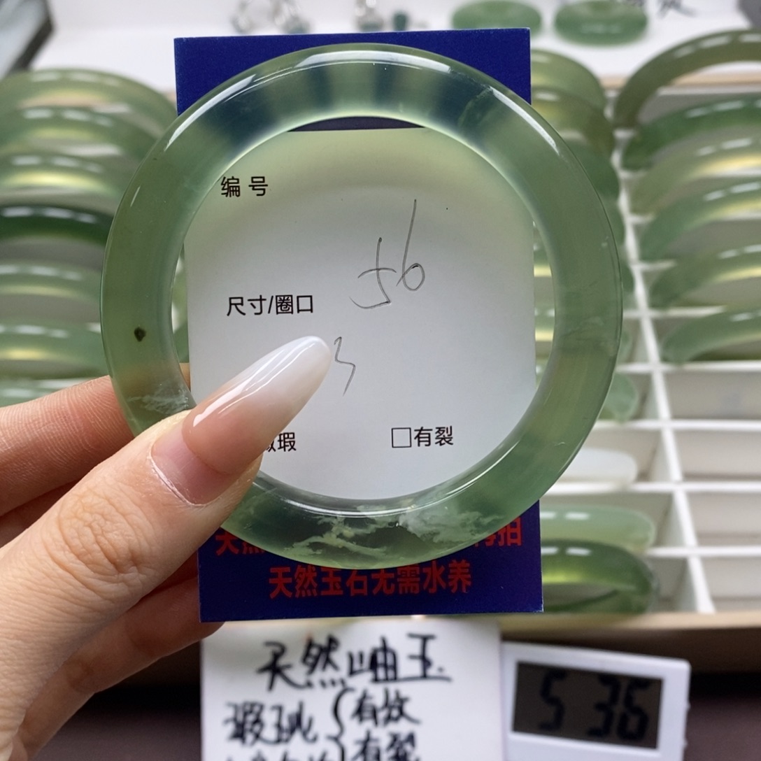 蛇纹石玉手镯未镶嵌