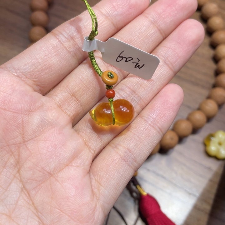 琥珀裸石未镶嵌轻**扬雕刻件