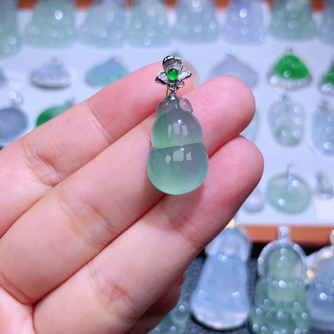 颈饰18K金镶嵌翡翠葫芦