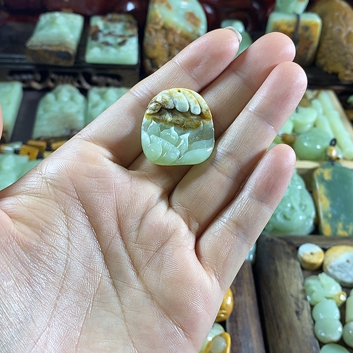 颈饰未镶嵌岫岩河磨玉（透闪石质玉）