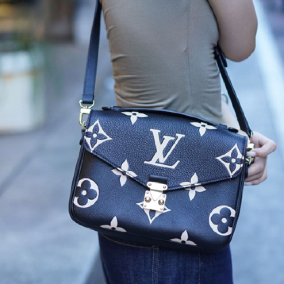 99新 LouisVuitton/路易威登 LV近代款压纹老花邮差斜挎