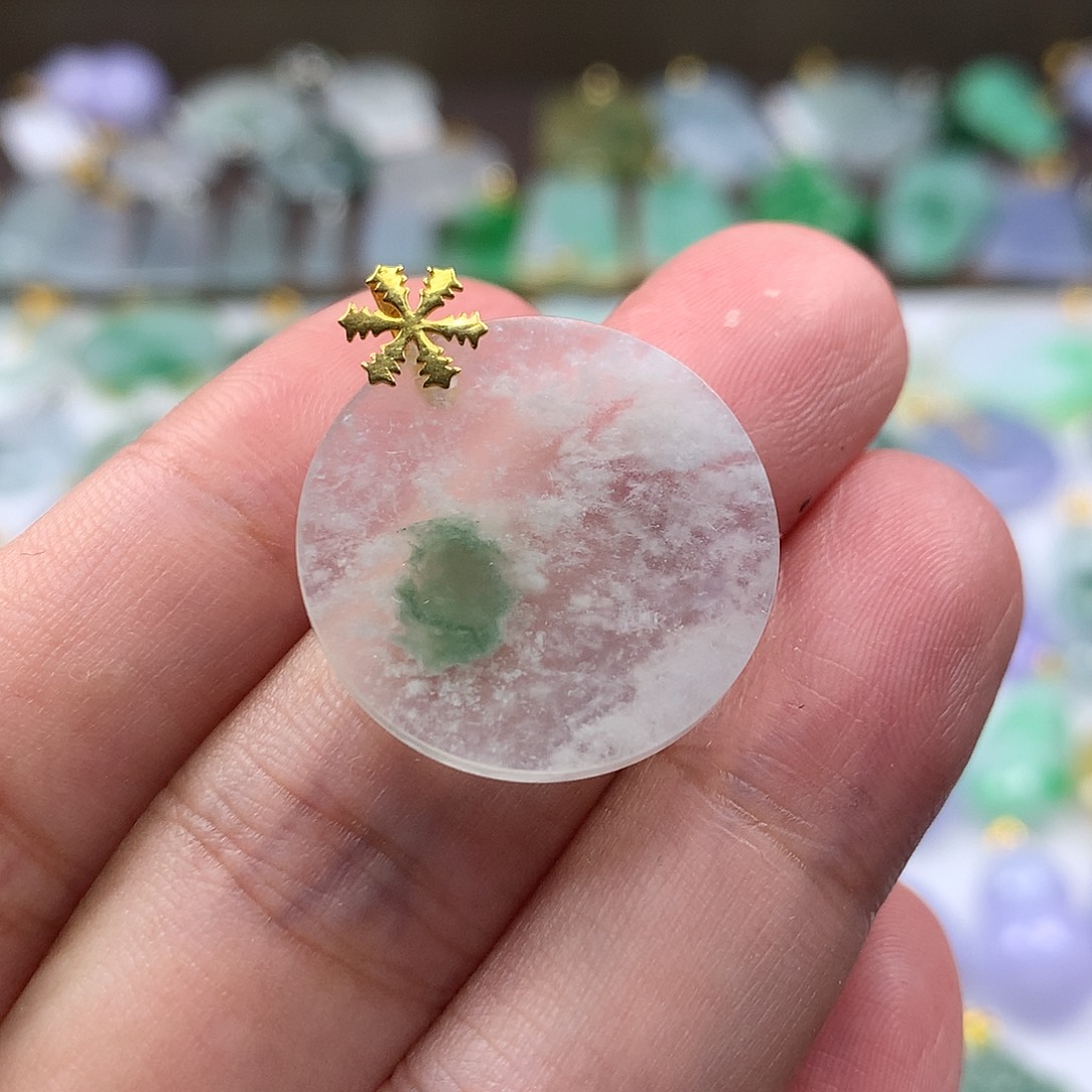 胃***疼翡翠未镶嵌颈饰翡翠